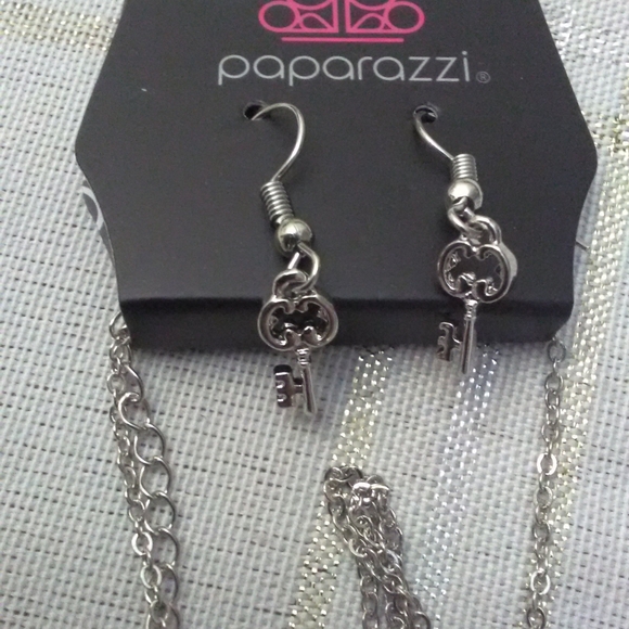 BNWT PAPARAZZI NECKLACE & EARRING SET SILVER TONE W/ KEY CHARM & DANGLING EARRIN - Picture 2 of 4